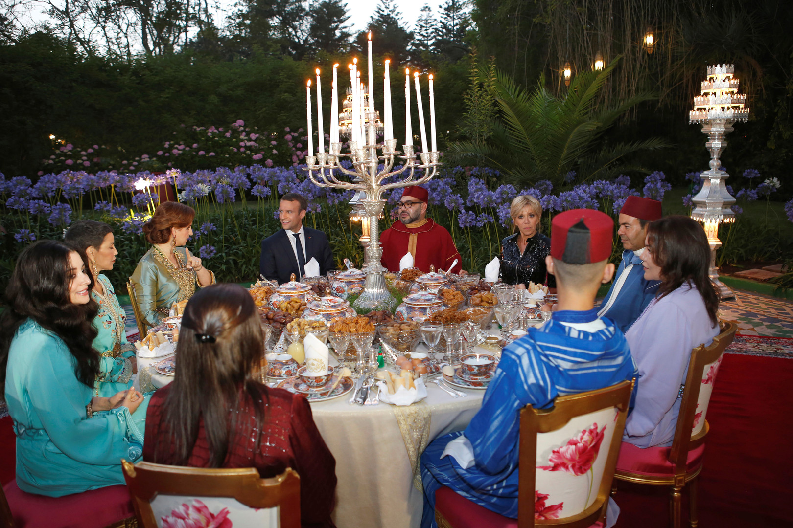 الرئيس الفرنسي إيمانويل ماكرون يشيد بمائدة الفطور مع الملك