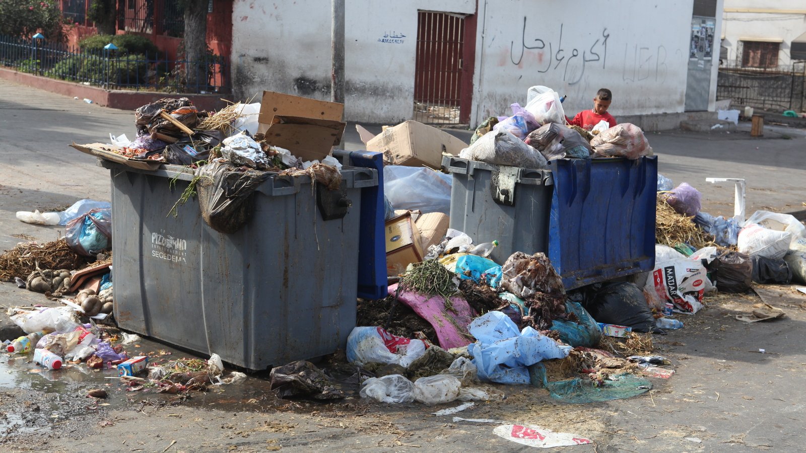 الأزبال تنتشر بمدينة الدار البيضاء