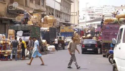 فوضى درب عمر تعود إلى الواجهة.. مطالب بتحرير الملك العمومي وتنظيم عمليات الشحن

