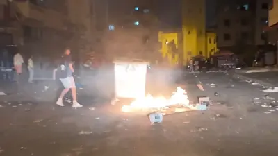 فوضى ليلة عاشوراء.. إضرام النار في حاويات النفايات بالرحمة يثير استياء السكان